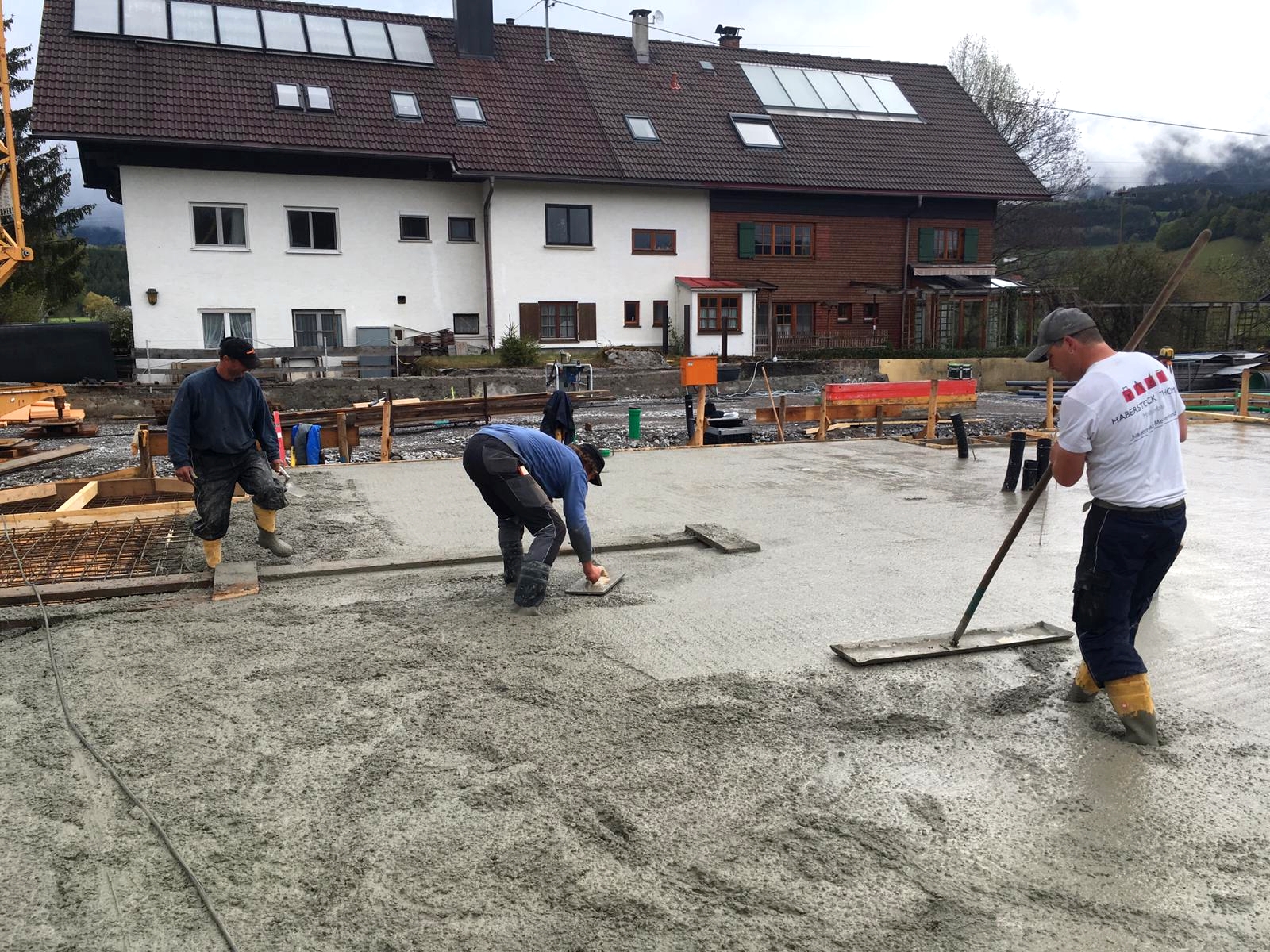 Am Freitag wurde die große Bodenplatte für die Mühle 11 in Altstädten mit insgesamt sechs Ferienwohnungen gegossen